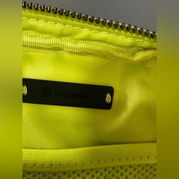 Lululemon Everywhere Belt Bag *1L-Lemon Vibe - Picture 9 of 12